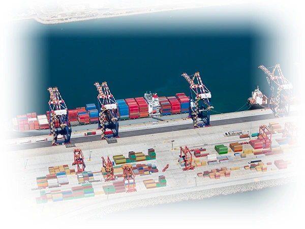 منظر جوي لسفينة حاويات راسية في ميناء تجاري يشبه ميناء جدة الإسلامي في المملكة العربية السعودية