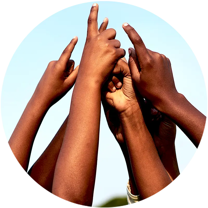 أطفال أفارقة يشيرون بأصابعهم نحو السماء وكأنهم يرمزون إلى الرخاء